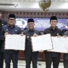 Usai Sepakati Perubahan APBD 2026, Wali Kota Tangerang, Wakil Wali Kota Tangerang Bersama Wakil DPRD Kota Tangerang, Andri S. Permana dan Turidi Berfoto Bersama.