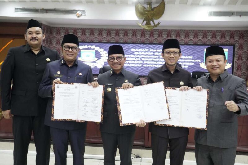 Usai Sepakati Perubahan APBD 2026, Wali Kota Tangerang, Wakil Wali Kota Tangerang Bersama Wakil DPRD Kota Tangerang, Andri S. Permana dan Turidi Berfoto Bersama.