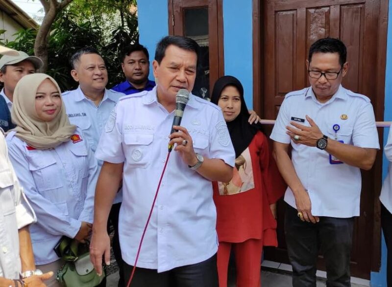 Bupati Tangerang, Moch. Maesyal Rasyid saat meresmikan rumah milik Siti Rahmawati yang roboh pada bulan Agustus lalu. 