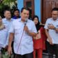 Bupati Tangerang, Moch. Maesyal Rasyid saat meresmikan rumah milik Siti Rahmawati yang roboh pada bulan Agustus lalu.