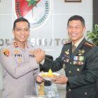 Usai Potong Tumpeng HUT TNI ke-81, Waka Polres Metro Tangerang Kota, AKBP Fiki N. Ardiansyah Bersalaman Komando Dengan Dandim 0506/TGR Kolonel Inf. Moh Alharidz  Unus. 