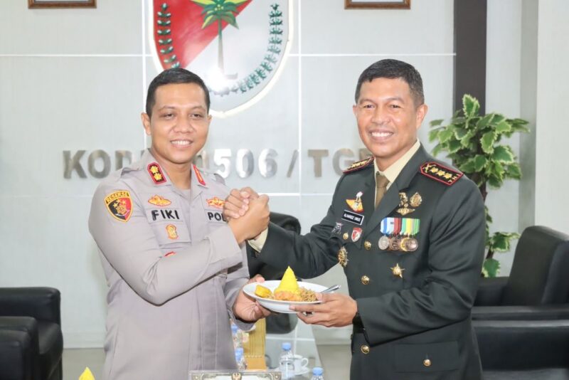 Usai Potong Tumpeng HUT TNI ke-81, Waka Polres Metro Tangerang Kota, AKBP Fiki N. Ardiansyah Bersalaman Komando Dengan Dandim 0506/TGR Kolonel Inf. Moh Alharidz Unus.