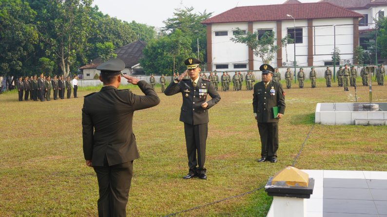 Komandan Kodim (Dandim) 0510/Tigaraksa Letkol Inf Yudha Fuady Putra, S.Kom., M.I.P., saat memimpin Upacara Peringatan Hari Ulang Tahun (HUT) ke-81 Tentara Nasional Indonesia (TNI).