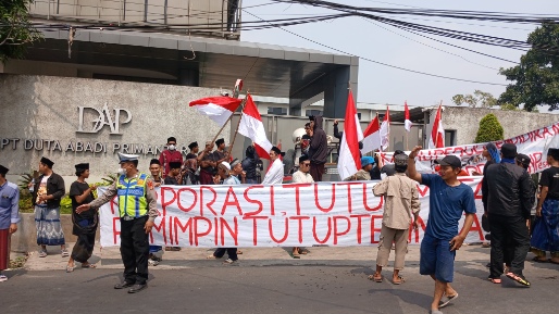 Ratusan Santri Saat Melakukan Aksi di PT DAP Galeong.