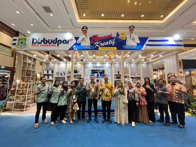 Kepala Dinas Kebudayaan dan Pariwisata Kota Tangerang, Boyke Urif Hermawan Berfoto Bersama Jajaran Saat Dilokasi Pameran Kerajinan Berskala Internasional INACRAF Vol. 5 tahun 2026.