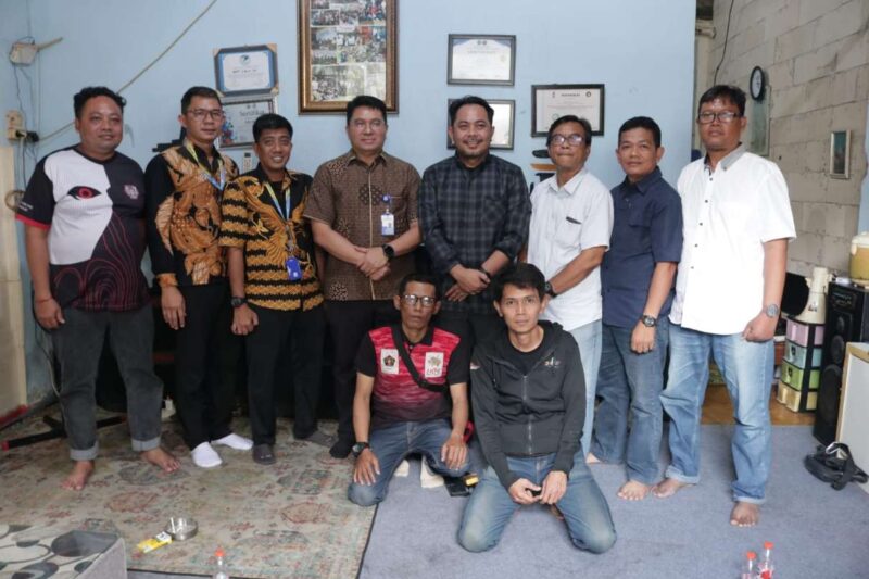 Dirum PDAM TB Berfoto Bersama Jajaran Pengurus Forwat Saat Kunjungan ke Sekretariat.