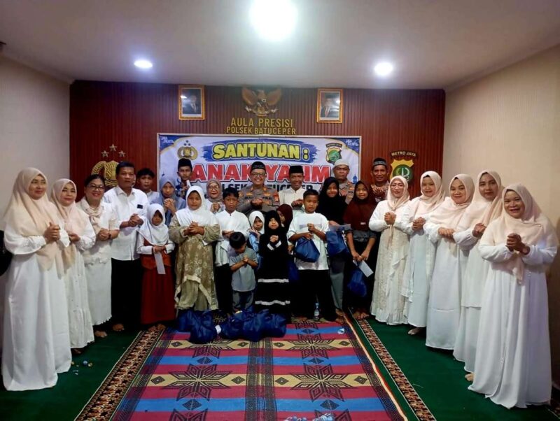 Usai Acara Santunan Kapolsek Batuceper dan Jajaran Berfoto Bersama Puluhan Anak Yatim.