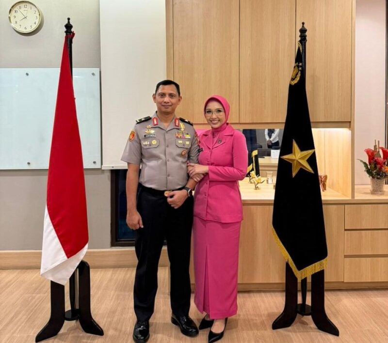 Brigjen Pol Zain Dwi Nugroho, Berfoto Bersama Ibu.