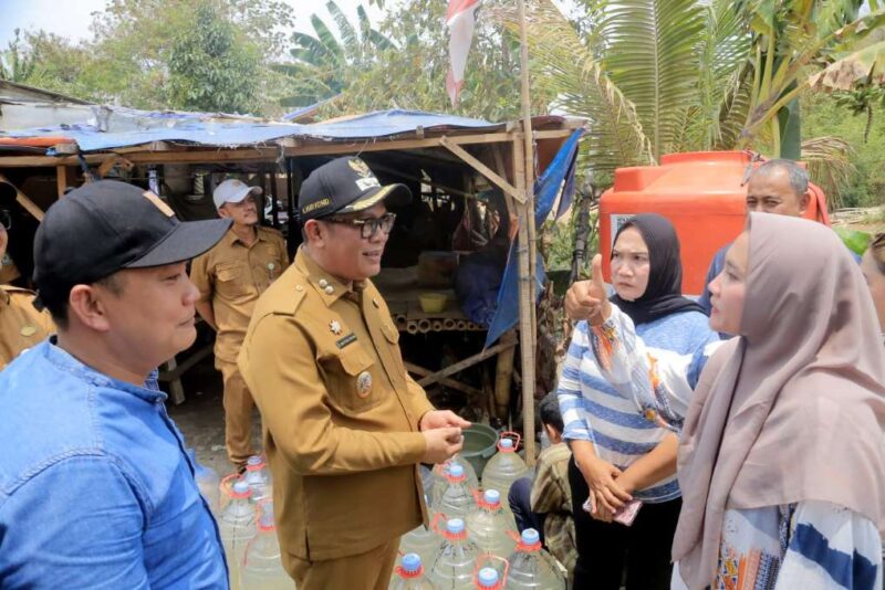 Wakil Walikota Tangerang H. Maryono Hasan Saat Turun Langsung ke Wilayah Kecamatan Pinang, Pastikan Penyaluran Air Bersih Lancar. 