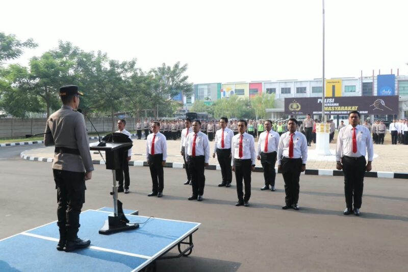 12 Personil Satnarkoba Polres Metro Tangerang Kota Saat Menerima Penghargaan dari Kapolda Metro Jaya.