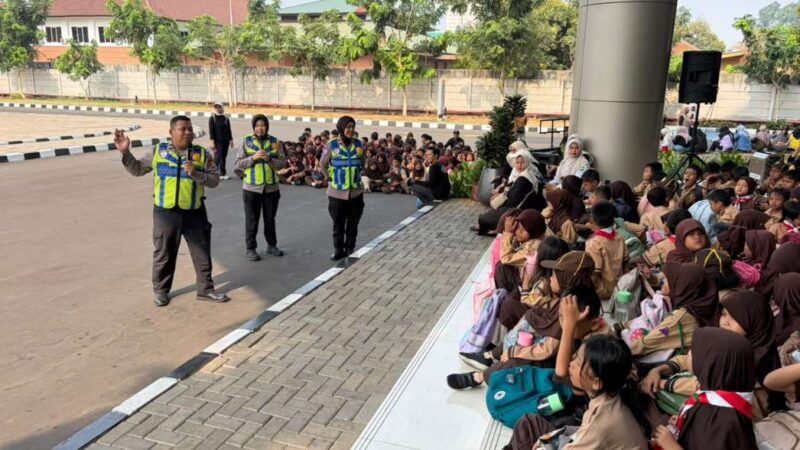 237 siswa dan siswi SD Negeri Sukasari 3 Kota Tangerang Saat Kunjungi Mapolres Metro Tangerang Kota.