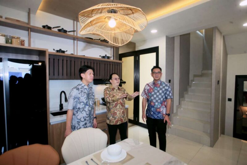 Kiri-kanan
Fresco Prasetya selaku Head of Sales and Marketing Asthara Skyfront City, Supardi Ang selaku CEO Asthara Skyfront City dan Aruna Hidayat selaku Head of Residential Asthara Skyfront City sedang meninjau _show unit_ tipe terbaru, yakni Tipe E di Cluster Allurea Extension Kab. Tangerang (15/10). Kehadiran 2 _Show Unit_ ini memberikan kesempatan bagi calon konsumen untuk merencanakan penataan ruang sesuai dengan kebutuhan masing-masing keluarga.