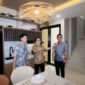 Kiri-kanan
Fresco Prasetya selaku Head of Sales and Marketing Asthara Skyfront City, Supardi Ang selaku CEO Asthara Skyfront City dan Aruna Hidayat selaku Head of Residential Asthara Skyfront City sedang meninjau _show unit_ tipe terbaru, yakni Tipe E di Cluster Allurea Extension Kab. Tangerang (15/10). Kehadiran 2 _Show Unit_ ini memberikan kesempatan bagi calon konsumen untuk merencanakan penataan ruang sesuai dengan kebutuhan masing-masing keluarga.