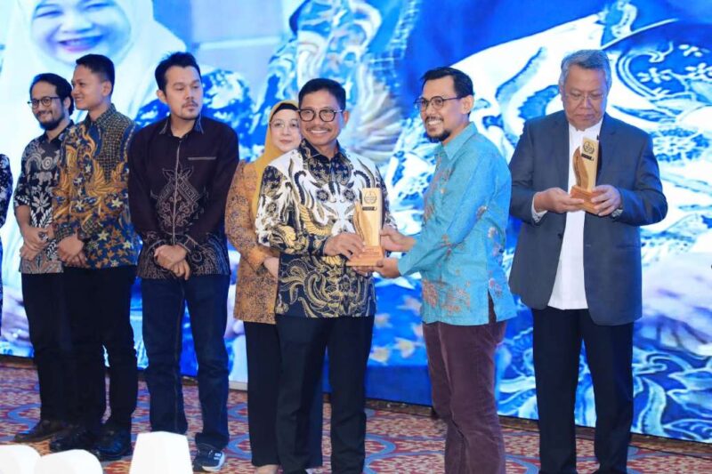 Wali Kota Tangerang H.Sachrudin saat menerima penghargaan ajang Banten Achievement TangerangPos Awards 2026.
