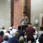 Wakapolres Metro Tangerang Kota AKBP Fiki N. Ardiansyah, S.H., S.I.K., M.K.P., melaksanakan salat Jumat berjamaah bersama sekitar 500 jamaah, Jumat (16/10/2026). Di Masjid Al-Amin Babakan.