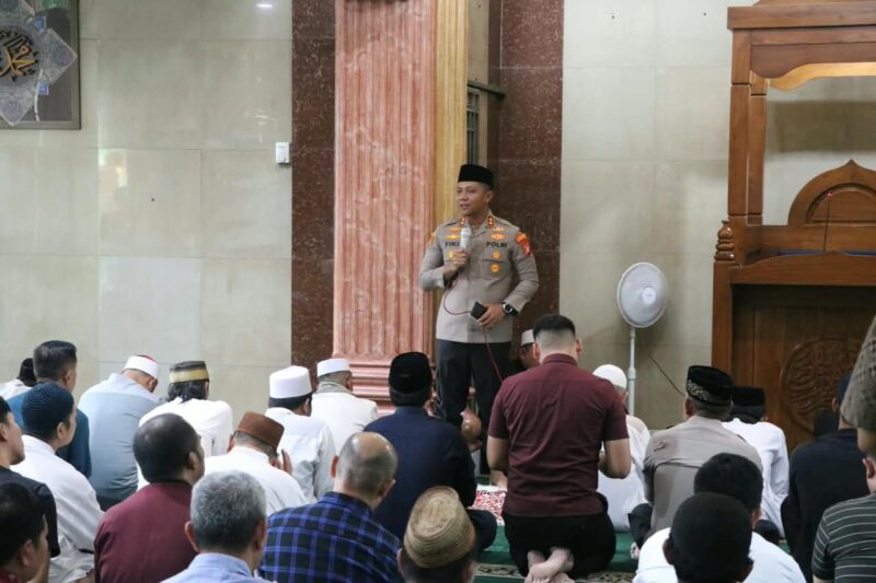Wakapolres Metro Tangerang Kota AKBP Fiki N. Ardiansyah, S.H., S.I.K., M.K.P., melaksanakan salat Jumat berjamaah bersama sekitar 500 jamaah, Jumat (16/10/2026). Di Masjid Al-Amin Babakan. 