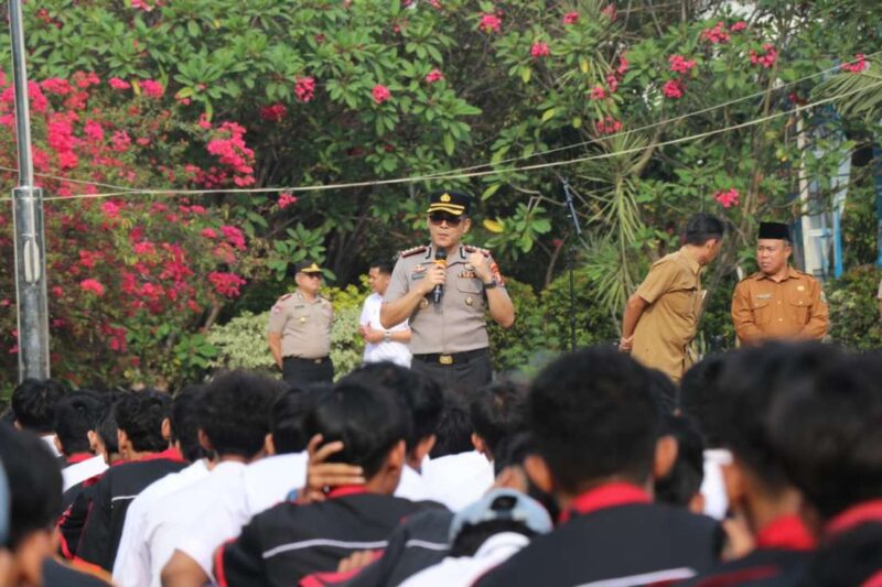 Kapolres Metro Tangerang Kota, Kombes Pol Herbin Sianipar Saat Sambangi SMKN 4 Kota Tangerang. 