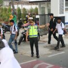 Kapolres Metro Tangerang Kota, Kombes Pol Herbin Sianipar Saat Turun Langsung Atur Lalu Lintas.