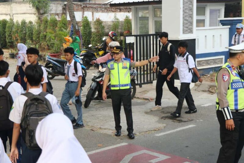 Kapolres Metro Tangerang Kota, Kombes Pol Herbin Sianipar Saat Turun Langsung Atur Lalu Lintas.