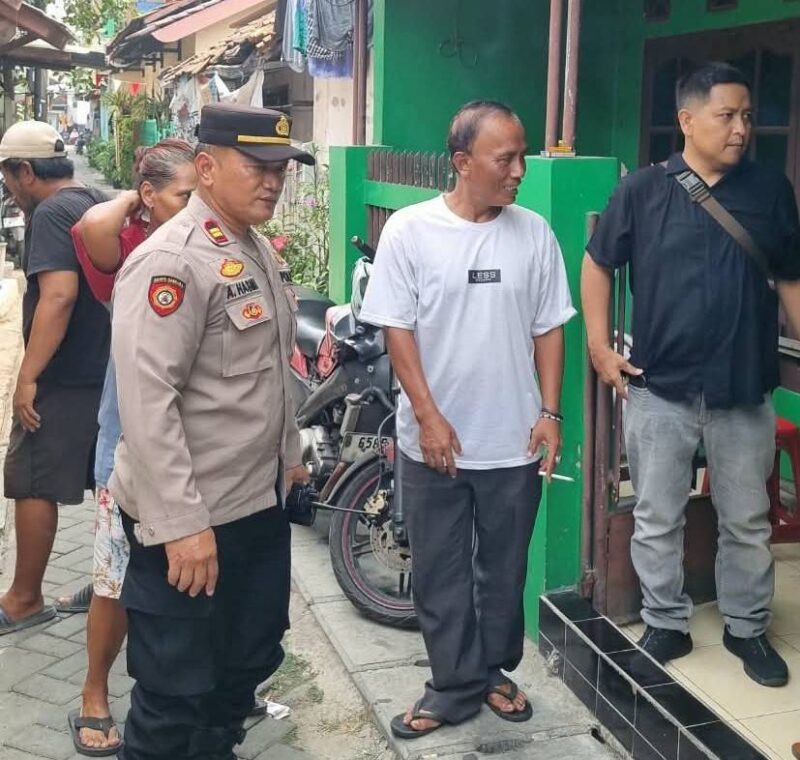 Anggota Polsek Tangerang Saat Melakukan Mediasi Antara Dep Collector dengan Warga. 