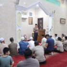 Wakil Kapolres Metro Tangerang Kota AKBP Fiki Novian Ardiyansyah Saat Melaksanakan Sholat Subuh Keliling di Baru Ceper