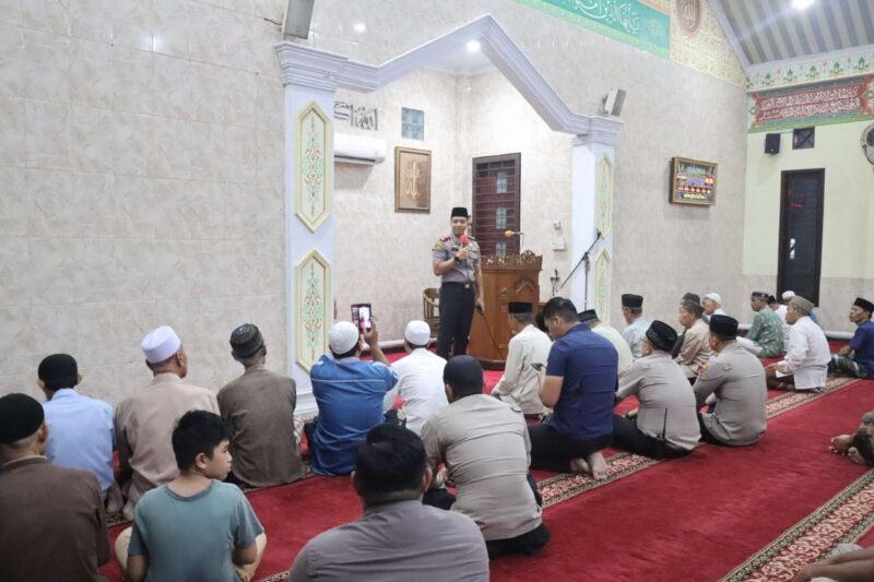 Wakil Kapolres Metro Tangerang Kota AKBP Fiki Novian Ardiyansyah Saat Melaksanakan Sholat Subuh Keliling di Baru Ceper