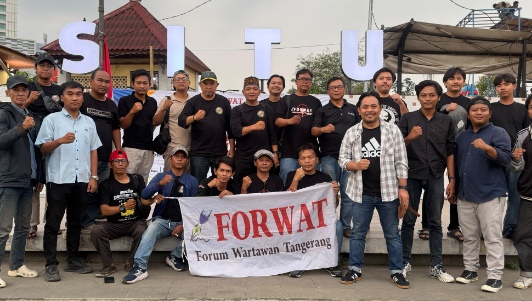 Usai Pengukuhan, Pengurus Forwat Periode 2026-2026 Beserta Anggota Berfoto Bersama. 