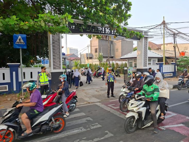 Kapolres Metro Tangerang Kota, Kombes Pol Herbin Sianipar Saat Turun Langsung Atur Lalu Lintas di Jalan.