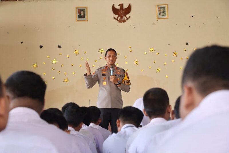 Waka Polres Metro Tangerang Kota, AKBP Fiki N Ardiansyah Saat Memberikan Himbauan ke Siswa SMKN 2 Kota Tangerang.