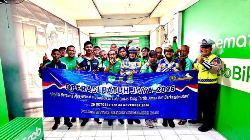 Satlantas Polres Metro Tangerang Kota Berfoto Bersama Ojol di Operasi Patuh Jaya 2026.