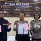 Kapolsek Kelapa Dua AKP Rokhmatullah Didampingi Kanit Reskrim IPTU Adityo Wijanarko Saat Menggelar Konferensi Pers. 