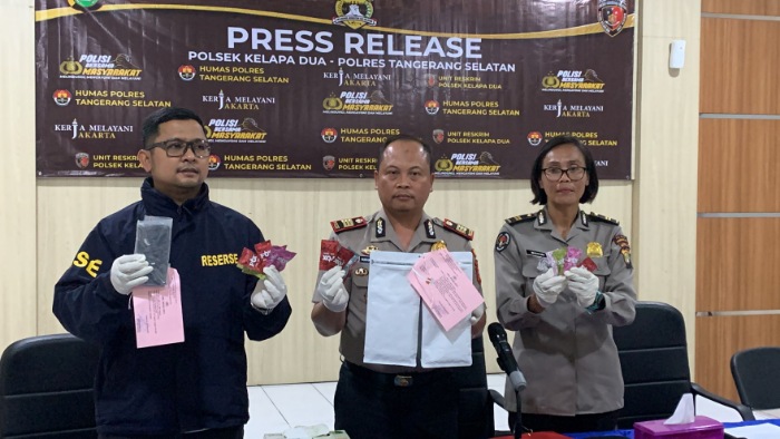Kapolsek Kelapa Dua AKP Rokhmatullah Didampingi Kanit Reskrim IPTU Adityo Wijanarko Saat Menggelar Konferensi Pers. 