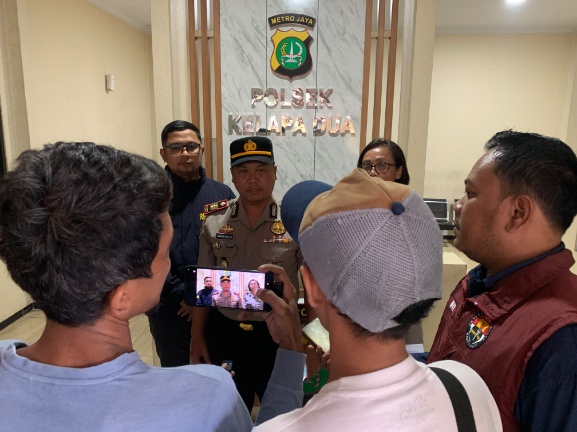 Kapolsek Kelapa Dua, AKP Rokhmatullah Didampingi Kanit Reskrim IPTU Adityo Wijanarko Saat Memberikan Keterangan Pers.