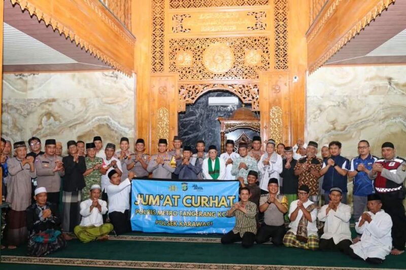 Wakapolres Metro Tangerang Kota, AKBP Fiki Novian Ardiansyah Didampingi Kapolsek Karawaci Kompol Anggoro Winardi Saat Melaksanakan Jumling di Karawaci.