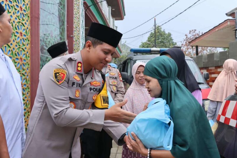 Waka Polres Metro Tangerang Kota, AKBP Fiki Novian Ardiansyah Saat Menyerahkan Sembako kepada Warga Sumur Paving Karawaci. 