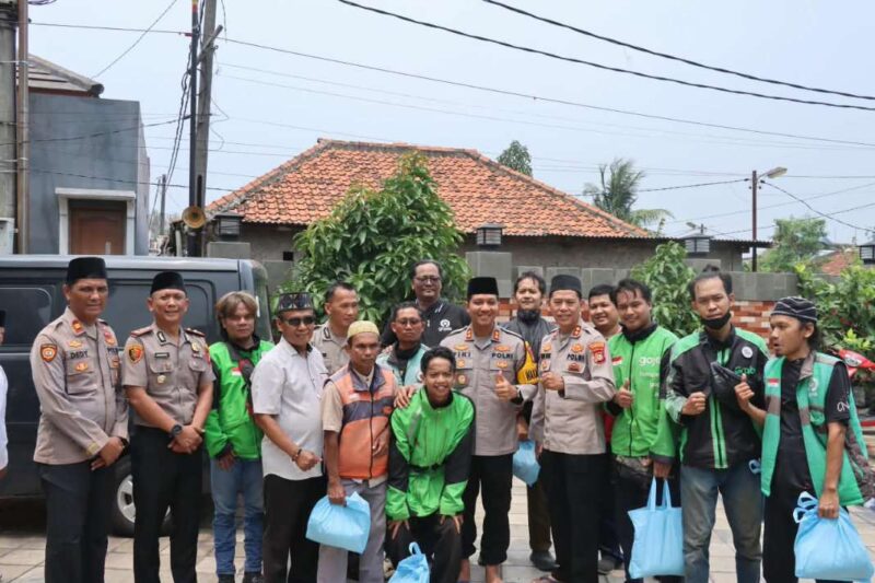 Waka Polres Metro Tangerang Kota, AKBP Fiki Novian Ardiansyah Didampingi Kasat Binmas Polres Metro Tangerang Kota AKBP Dr. Muhammad Nasir, Kapolsek Karawaci Kompol Anggoro Winardi, serta jajaran Polsek Karawaci. berfoto bersama usai serahkan bantuan sembako ke Ojol. 