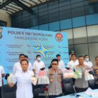 Kapolres Metro Tangerang Kota, Kombes Pol. Herbin Sianipar Saat Pimpin Konferensi Pers Pengungkapan Peradaran Narkotika dan Obat-obatan Terlarang. Kamis (1/10)